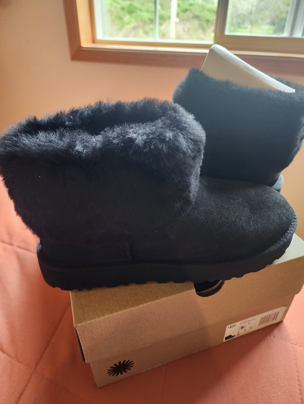 Women New Nwt In Box Black Ugg Boots Fur 8 Classic Mini Fluff - Picture 2 of 3